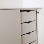 Weißes Sideboard mit Türen und Schubladen
