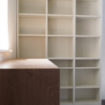 Sideboard mit Bücherwand