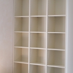 Sideboard mit Bücherwand